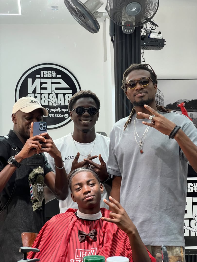 L'équipe et les clients 221 Sen Barber